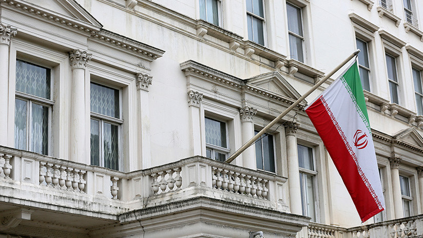 Hombres vestidos de negro subieron a la embajada de Irán en Londres y quitaron la bandera (VIDEO)