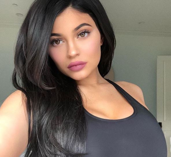 ¡Se pasó! Kylie Jenner se muestra en ropa interior y dentro de un jacuzzi a mes y medio de dar a luz