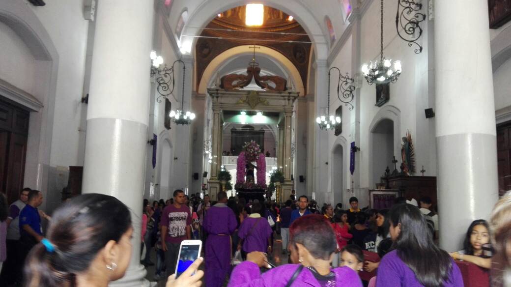 Caracas saluda al Nazareno con peticiones de paz para todo el país (FOTOS)