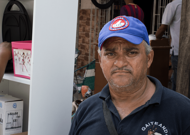 José Ángel Parra, entrevistado en Maicao, la Guajira. Se mueven entre Colombia y Venezuela de forma “pendular”, para intentar vender en un país lo poco que le queda en el otro. Explica que apenas tiene para alimentar a su familia, y que sufre de leucemia. Lleva 4 meses sin tratamiento, debido a que en el Hospital General del Sur de la ciudad de Maracaibo, donde lo obtenía, desde hace meses ya no queda. Expresó que el medicamento que necesita, es prácticamente imposible de conseguir, y que de haberlo, es impagable. Es por ello que se trata la leucemia con tés de hoja de guanábana.