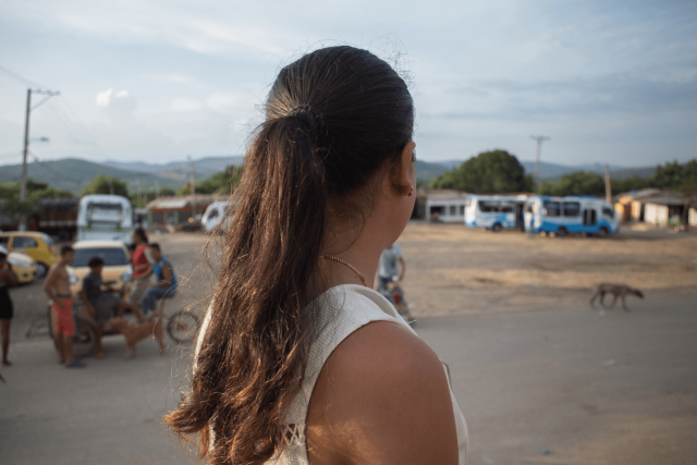 M. G., de 20 años en un barrio de Cúcuta, Colombia. Cruzó a Colombia a principios de 2017, por no tener con qué alimentar a sus hijos de un año y medio, y 6 meses. Al vivir con VIH no amamanta, y depende de la compra de fórmula láctea, escasa e inasequible en Venezuela. En su primer embarazo, le informaron que para ser atendida en el parto, tenía que adquirir por su cuenta un kit de bioseguridad para evitar el contagio, algo casi inexistente en su país. Al no poder ser atendida en un hospital por no poder conseguir dicho kit, tuvo un parto natural por su cuenta, algo que a día de hoy, y a pesar de que su bebé no fue contagiado, sigue generándole mucho dolor. Al quedarse embarazada de su segundo hijo, cruzó a Colombia, donde fue asistida en el parto en el Hospital Erasmo Meoz de Cúcuta.