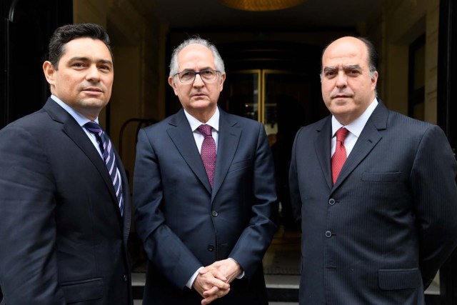 Members of Venezuela's opposition, (L-R) representative to leader Leopoldo Lopez, Carlos Vecchio, Caracas mayor Antonio Ledezma, and former president of the National Assembly Julio Borges pose after a press conference on April 3, 2018 in Paris. / AFP PHOTO / BERTRAND GUAY