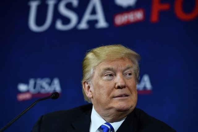 US President Donald Trump attends a round table discussion on tax reform, at White Sulpher Springs Civic Center in White Sulpher Springs,West Virginia on April 5, 2018.  / AFP PHOTO / Nicholas Kamm