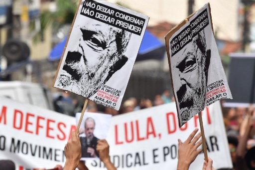 Los partidarios del ex presidente brasileño (2003-2011) Luiz Inácio Lula da Silva sostienen pancartas que dicen "No dejen que lo sentencien. No dejen que lo detuven" mientras esperan afuera del edificio sindical de los trabajadores metalúrgicos en Sao Bernardo do Campo, en el área metropolitana de Sao Paulo, Brasil, el 7 de abril de 2018. El encarcelamiento inminente del Lula de Brasil puede haber asestado un golpe devastador a la izquierda del país, pero también ha sacudido a sus rivales políticos de la derecha, la mayoría de los cuales también están siendo investigados por corrupción. Ha habido un silencio ensordecedor en torno al arresto de Luiz Inácio Lula da Silva, quien enfrenta 12 años tras las rejas por aceptar sobornos y lavado de dinero, especialmente dado que su desaparición política posiblemente elimine al principal favorito en las elecciones presidenciales de octubre.