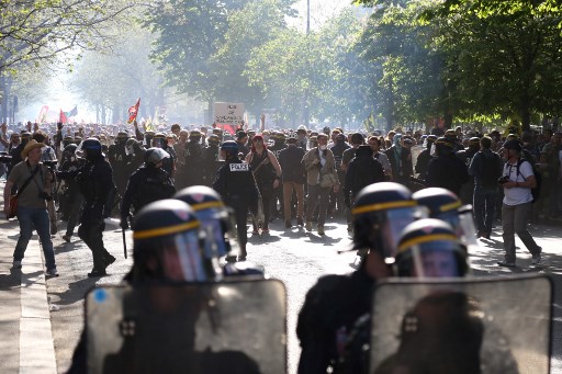 Cerca de 120 mil personas se manifiestan en Francia contra Macron (Fotos)