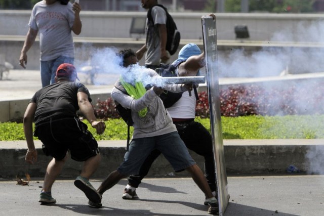 Estudiantes chocan con la policía antidisturbios, durante una protesta contra las reformas del gobierno en el Instituto de Seguridad Social (INSS) en Managua el 20 de abril de 2018. Dos manifestantes y un policía fueron asesinados en la capital de Nicaragua Managua después de que las protestas Las protestas más significativas en los 11 años de mandato del presidente Daniel Ortega, dijeron funcionarios el viernes.  INTI OCON / AFP