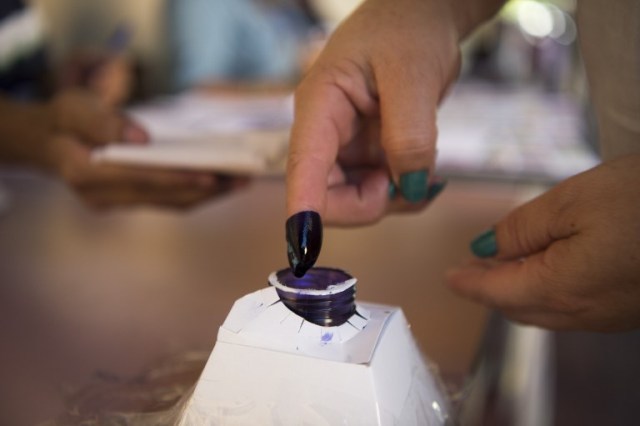 Una mujer se mancha el dedo después de votar en una mesa electoral en Asunción el 22 de abril de 2018 durante las elecciones presidenciales de Paraguay. Las encuestas de opinión dan a Mario Abdo Benítez, del gobernante partido conservador Colorado, una clara ventaja sobre su oponente centrista, Efraín Alegre, en una carrera de dos caballos para suceder al presidente conservador saliente Horacio Cartes.  EITAN ABRAMOVICH / AFP