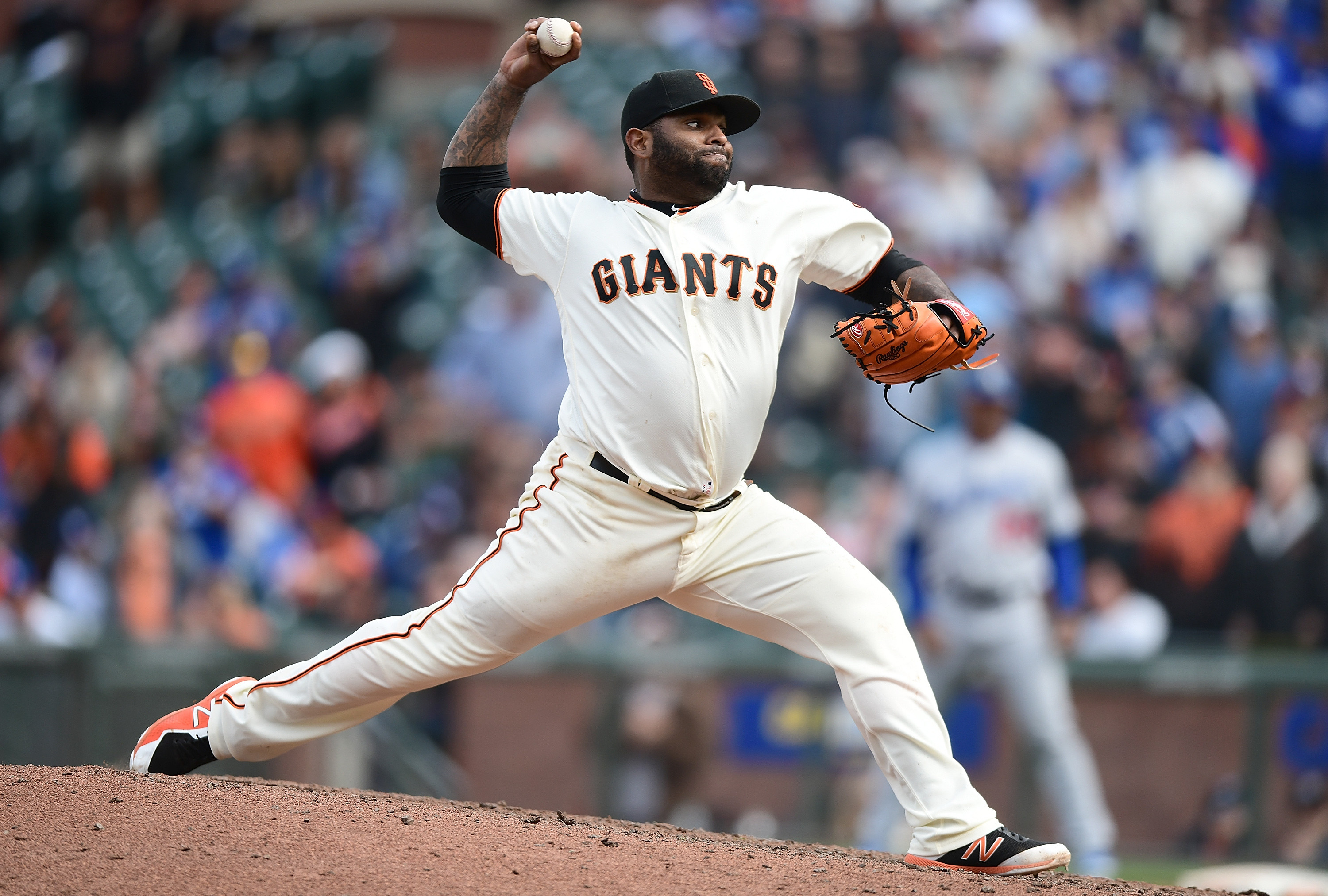 ¡De la antesala a la lomita! El ‘Panda’ Sandoval fue relevista para Gigantes frente a Dodgers (Video)