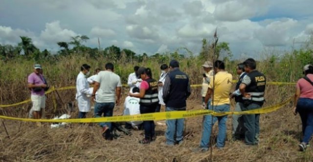 Por Roberto CORTIJO | Policías y habitantes de la localidad de Yarinacocha en Perú desentierran el cuerpo de un canadiense presuntamente involucrado en el asesinato de una líder indígena, el 21 de abril de 2018. AFP