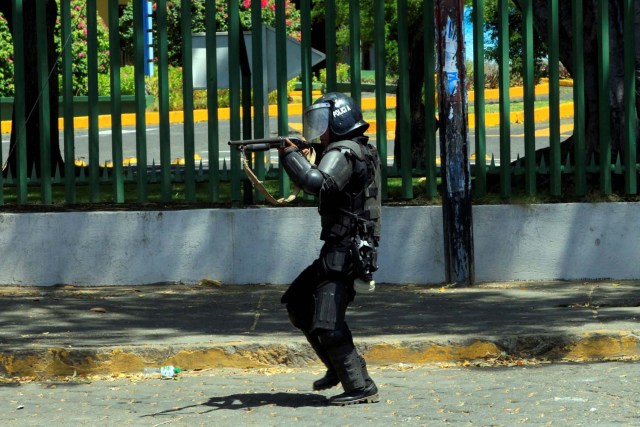 La policía antidisturbios dispara balas de goma contra estudiantes universitarios durante una protesta contra las reformas que implementan cambios en los planes de pensiones del Instituto Nicaragüense de Seguridad Social (INSS) en Managua, Nicaragua, abril 19,2018.REUTERS / Oswaldo Rivas