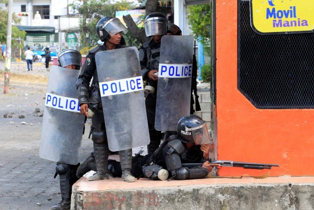 La policía antidisturbios dispara balas de goma contra estudiantes universitarios durante una protesta contra las reformas que implementan cambios en los planes de pensiones del Instituto Nicaragüense de Seguridad Social (INSS) en Managua, Nicaragua, abril 19,2018.REUTERS / Oswaldo Rivas