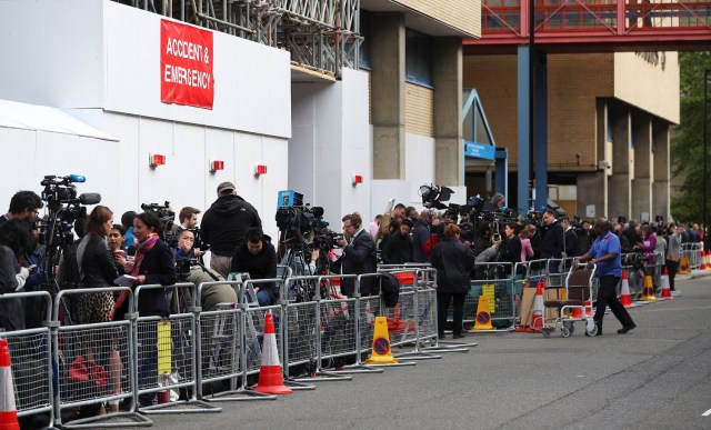 Cámaras y periodistas se paran frente al Lindo Wing del St Mary's Hospital después de que la británica Catherine, la duquesa de Cambridge, ingresara luego del parto antes del nacimiento de su tercer hijo, en Londres, el 23 de abril de 2018. REUTERS / Hannah McKay