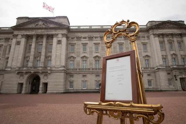 Se coloca un aviso en un caballete en la explanada del Palacio de Buckingham para anunciar formalmente el nacimiento de un bebé a la británica Catherine, la duquesa de Cambridge y al príncipe Guillermo, en Londres, el 23 de abril de 2018. Stefan Rousseau / Pool vía Reuters