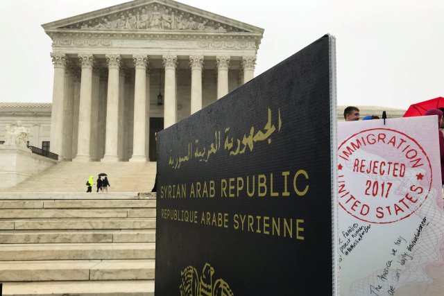 Una maqueta de un pasaporte sirio está en exhibición en una protesta de la prohibición de viajar del presidente Donald Trump fuera de la Corte Suprema de los Estados Unidos en Washington, DC, EE.UU., 25 de abril de 2018. REUTERS / Andrew Chung