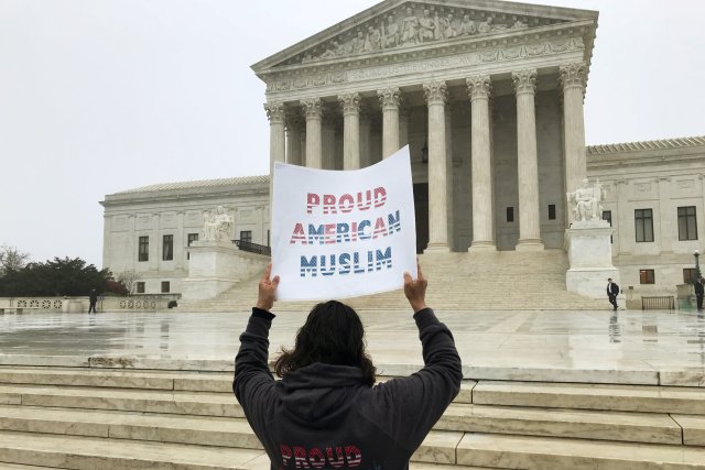Seema Sked, de 39 años, de Richmond, Virginia, protesta por la prohibición de viajar del Presidente Donald Trump a varios países de mayoría musulmana fuera de la Corte Suprema de los Estados Unidos antes de que los jueces oyeran argumentos sobre la legalidad de la prohibición en Washington, DC, EE.UU., 25 de abril de 2018. REUTERS / Andrew Chung