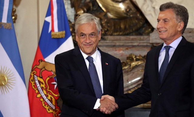 Argentine President Mauricio Macri (R) and his Chilean counterpart, Sebastian Pinera, shake hands at the Casa Rosada Presidential Palace in Buenos Aires, Argentina April 26, 2018. REUTERS/Marcos Brindicci