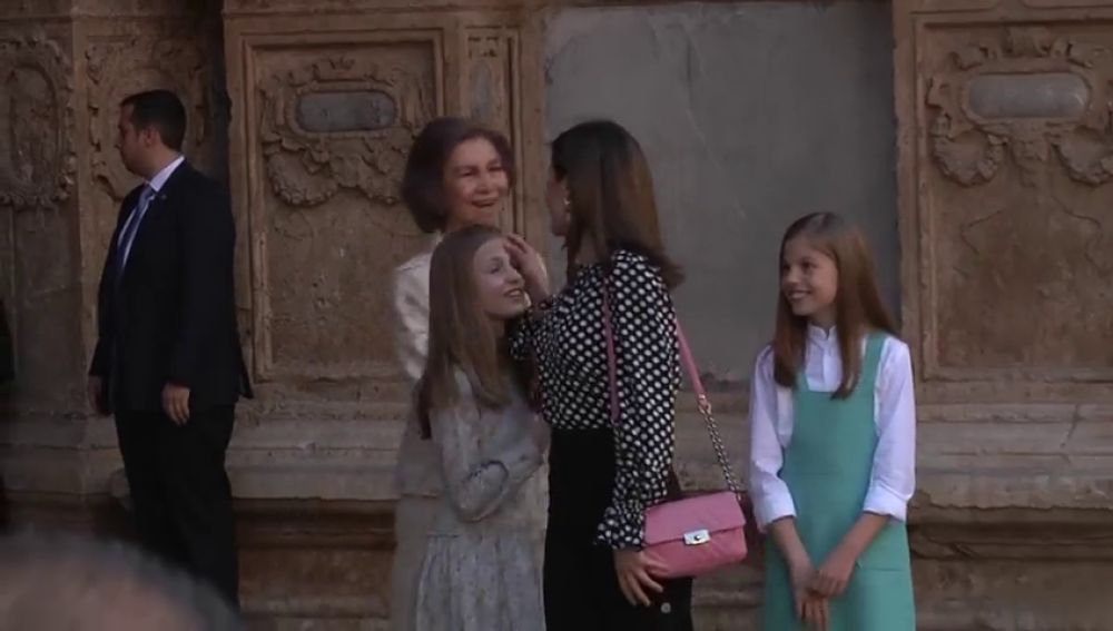 Besos borrados: Letizia limpia la frente de la princesa Leonor tras beso de doña Sofía (+video)