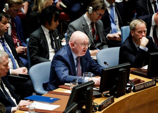  El representante permanente del Rusia ante las ONU, Vassily Nebenzia (c), habla durante una reunión de emergencia del Consejo de Seguridad de las Naciones Unidas hoy, lunes 9 de abril de 2018, en respuesta a un presunto ataque con armas químicas en Siria, en la sede de las Naciones Unidas en Nueva York, Nueva York (EE.UU.). El presunto ataque químico tuvo lugar durante el fin de semana en el suburbio de Duma en Damasco, matando al menos a 49 personas. EFE/Justin Lane