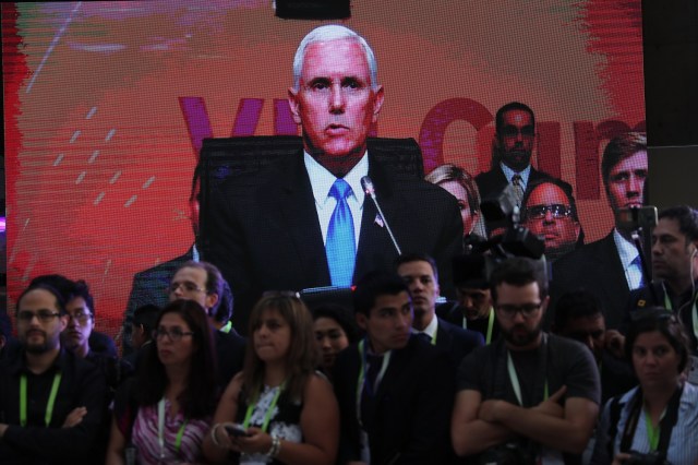 Periodistas observan la transmisión del discurso del vicepresidente de los Estados Unidos, Mike Pence, hoy, sábado 14 de abril de 2018, durante la VIII Cumbre de las Américas, en el Centro de Convenciones de Lima (Perú). EFE/Ernesto Arias