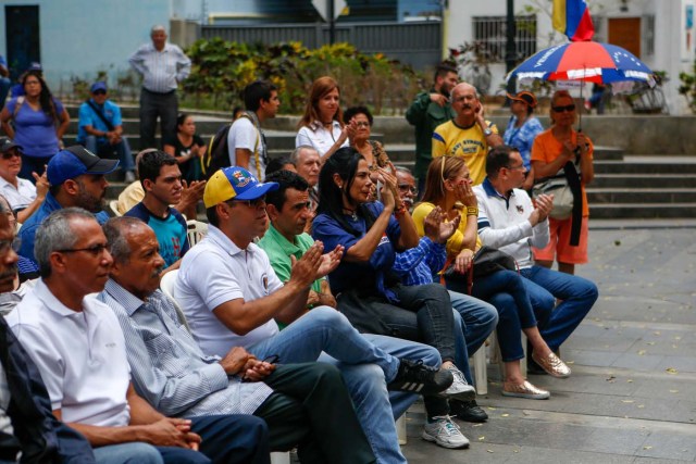 CAR19. CARACAS (VENEZUELA), 21/04/2018.- Simpatizantes de la oposición y dirigentes políticos participan en una asamblea convocada por el Frente Amplio Venezuela Libre hoy, sábado 21 de abril de 2018, en Caracas (Venezuela). Los partidos políticos opositores y los líderes civiles del Frente Amplio Venezuela Libre se reunieron hoy en pequeñas asambleas para pedir propuestas sobre cómo luchar contra las elecciones presidenciales del próximo 20 de mayo. EFE/Cristian Hernandez