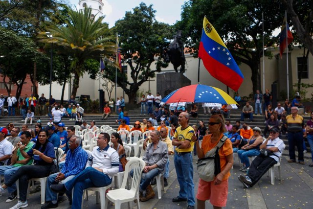 CAR20. CARACAS (VENEZUELA), 21/04/2018.- Simpatizantes de la oposición y dirigentes políticos participan en una asamblea convocada por el Frente Amplio Venezuela Libre hoy, sábado 21 de abril de 2018, en Caracas (Venezuela). Los partidos políticos opositores y los líderes civiles del Frente Amplio Venezuela Libre se reunieron hoy en pequeñas asambleas para pedir propuestas sobre cómo luchar contra las elecciones presidenciales del próximo 20 de mayo. EFE/Cristian Hernandez