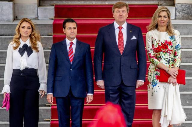 El rey Guillermo Alejandro (2d) y la reina Máxima de Holanda, dan la bienvenida al presidente de México, Enrique Peña Nieto (2i), y a su esposa, Angélica Rivera (i), durante una ceremonia en el palacio Noordeinde de la Haya, en Holanda, hoy, 24 de abril de 2018. El mandatario mexicano realiza una visita oficial al país como parte de su gira europea. EFE/ Robin Utrecht