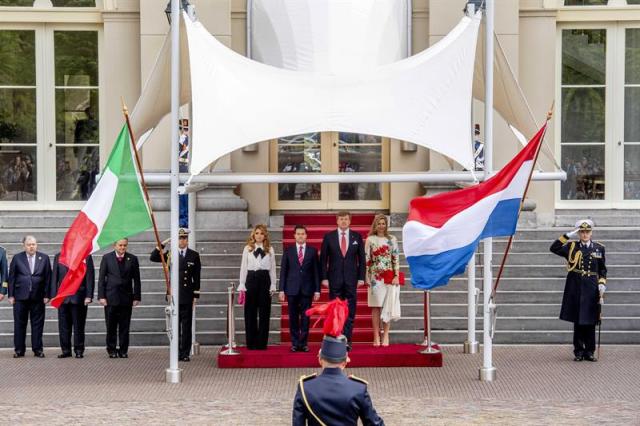 El rey Guillermo Alejandro (c, 2d) y la reina Máxima de Holanda (cd), dan la bienvenida al presidente de México, Enrique Peña Nieto (c,2i), y a su esposa, Angélica Rivera (ci), durante una ceremonia en el palacio Noordeinde de la Haya, en Holanda, hoy, 24 de abril de 2018. El mandatario mexicano realiza una visita oficial al país como parte de su gira europea. EFE/ Robin Utrecht