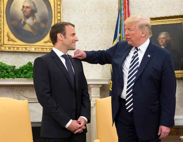 El presidente estadounidense, Donald Trump (d), y el presidente francés, Emmanuel Macron, se reúnen en la Casa Blanca, en Washington DC, Estados Unidos, hoy, 24 de abril de 2018. Macron realiza una visita de Estado al país marcada por Irán y el comercio. EFE/ Chris Kleponis POOL