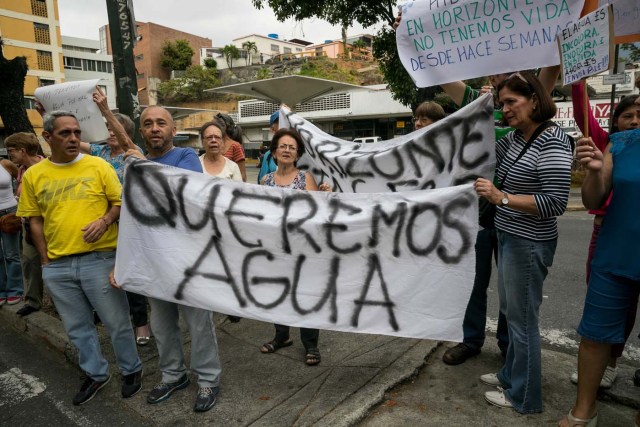 CAR04. CARACAS (VENEZUELA), 27/04/2018.- Manifestantes participan en una protesta hoy, viernes 27 de abril de 2018, en Caracas (Venezuela). Los opositores venezolanos se concentran hoy en varios puntos de Caracas y otros estados del país para protestar contra la crisis económica, social y en rechazo a las elecciones presidenciales del 20 de mayo, que consideran un fraude, atendiendo a la convocatoria del Frente Amplio Venezuela Libre. EFE/Miguel Gutiérrez