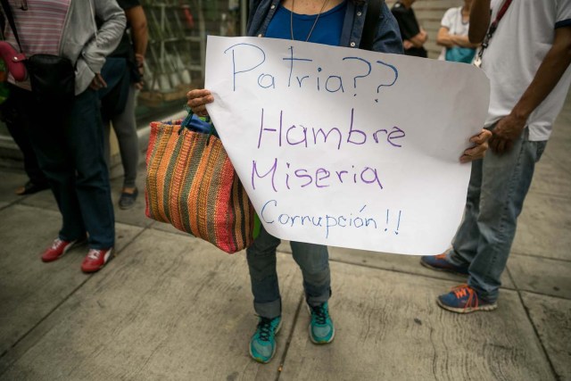 CAR07. CARACAS (VENEZUELA), 27/04/2018.- Manifestantes participan en una protesta hoy, viernes 27 de abril de 2018, en Caracas (Venezuela). Los opositores venezolanos se concentran hoy en varios puntos de Caracas y otros estados del país para protestar contra la crisis económica, social y en rechazo a las elecciones presidenciales del 20 de mayo, que consideran un fraude, atendiendo a la convocatoria del Frente Amplio Venezuela Libre. EFE/Miguel Gutiérrez