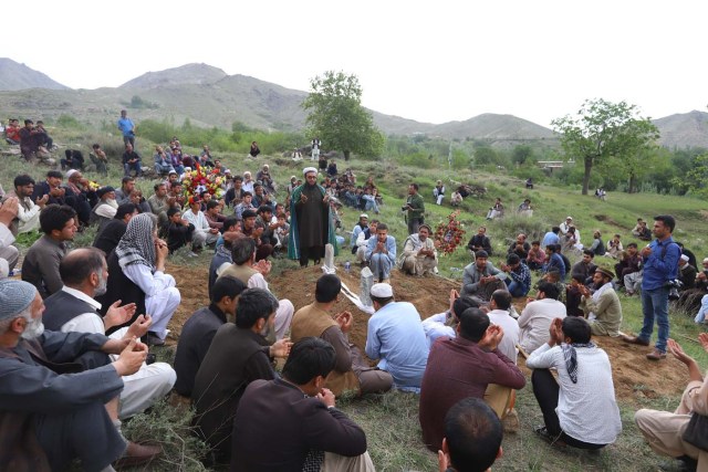 KAB01. KABUL (AFGANISTÁN), 30/04/2018.- Familiares y amigos asisten al funeral de Shah Marai, fotógrafo de la agencia de noticias francesa AFP, que murió en un atentado en Kabul, Afganistán, hoy, 30 de abril de 2018. El grupo yihadista Estado Islámico (EI) perpetró hoy un doble atentado en Kabul que ha acabado con la vida de 25 personas, entre ellas nueve periodistas, y dejado heridas a otras 49, en una de las jornadas más duras desde 2001 para la prensa en Afganistán. EFE/Jawad Jalali