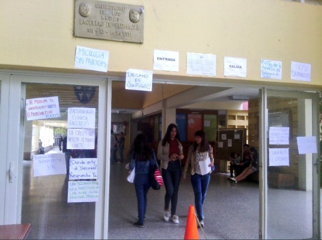 Foto: Carrera de bioanálisis en el ULA podría cerrar por la escasez de insumos  / Jesús Quintero