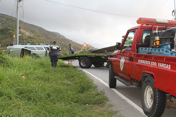 Chocó contra un poste mientras huía de los motochoros en Caraballeda