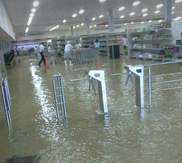 Se inundó un hipermercado de Barquisimeto por fuertes lluvias (Foto + Video)