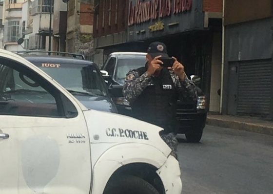 Foto: Funcionarios de la PNB fotografían a ciudadanos que realizan la tradicional quema de Judas / Cortesía 