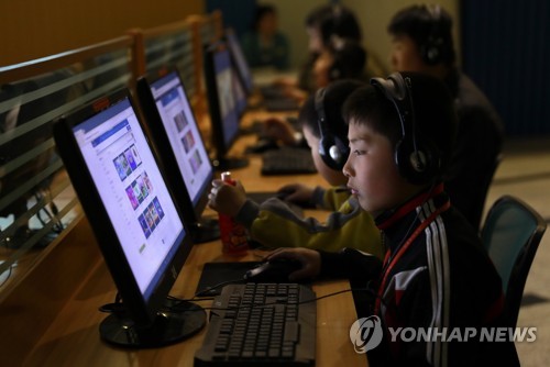 Esta foto sin fecha publicada por la Agencia de Fotos de Noticias de Europa muestra a los niños de Corea del Norte usando computadoras personales. (Yonhap)