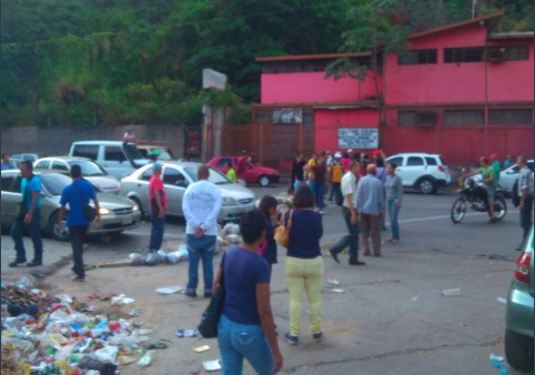 ¡Siguen sin cumplir! Vecinos de Palo Verde protestan por entrega de cajas Clap incompletas #2Abr