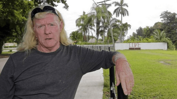 Imagen de archivo de Michael ‘Mickey’ Munday en un parque de North Miami, en donde vivía (Foto: Alan Diaz AP)