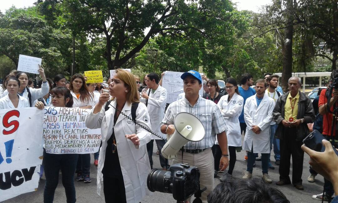 Médicos de la UCV protestaron en el Hospital Clínico Universitario #17Abr