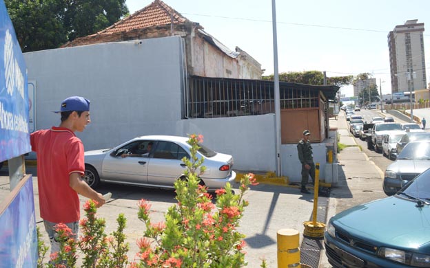 Horas pasan los marabinos en las colas para surtir el combustible. (Foto: Lizaura Noriega) 