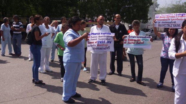 Cierre de carretera vieja de Palo Negro frente al seguro social La Ovallera/Twitter:@CarmenPecorelli