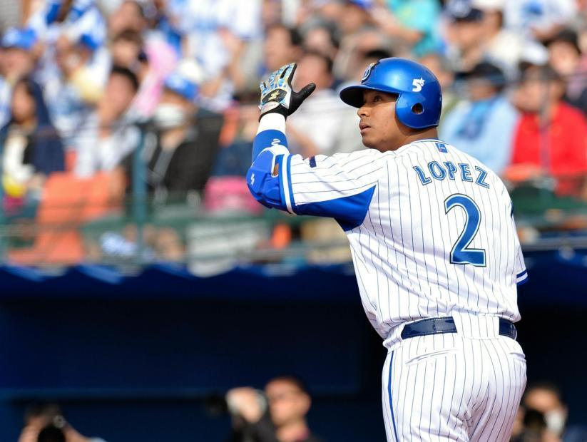 ¡Salud! El curioso premio que se llevó José Celestino López por un jonrón en el béisbol nipón (Foto)