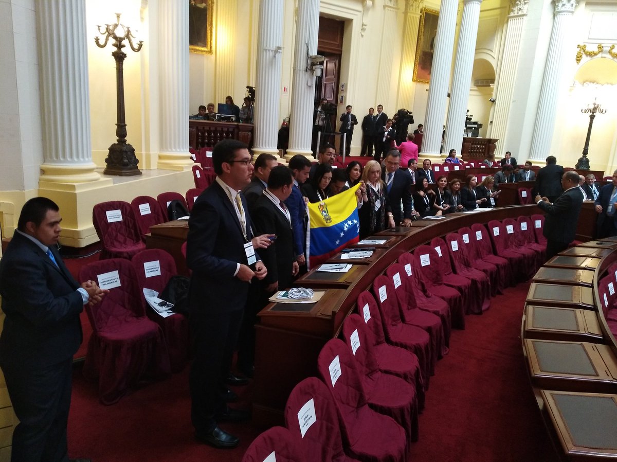 Diputados venezolanos participan en encuentro de la Red del Parlamento en Perú