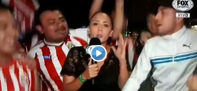 Esta reportera fue acosada y manoseada por un grupo de fanáticos en plena transmisión en vivo