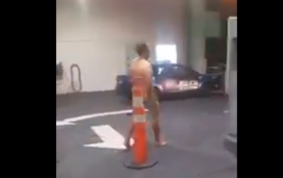 Caminaba desnudo por la calle y gritaba que le sacaran el consolador (imágenes explícitas)