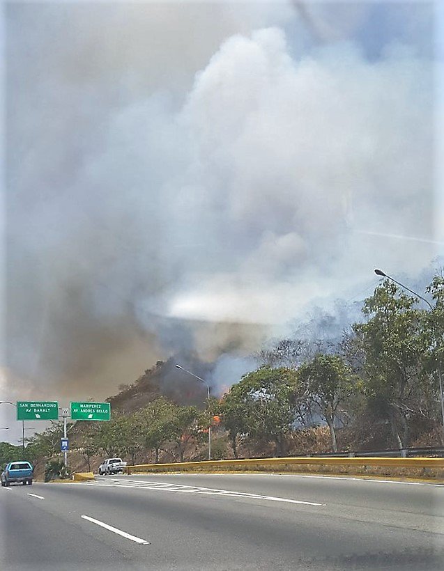 Rescatan a cinco personas del incendio en El Ávila