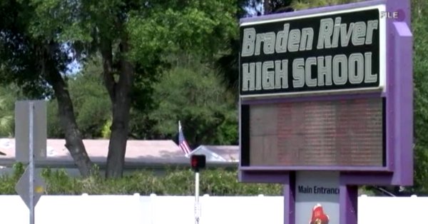 Estudiantes de la escuela secundaria Braden River en Bradenton (Florida) se dejaron hoy el sujetador en casa en protesta a la orden que un profesor dio a una alumna que le obligaba a taparse los pezones porque suponían una "distracción" para sus compañeros de clase. Foto archivo