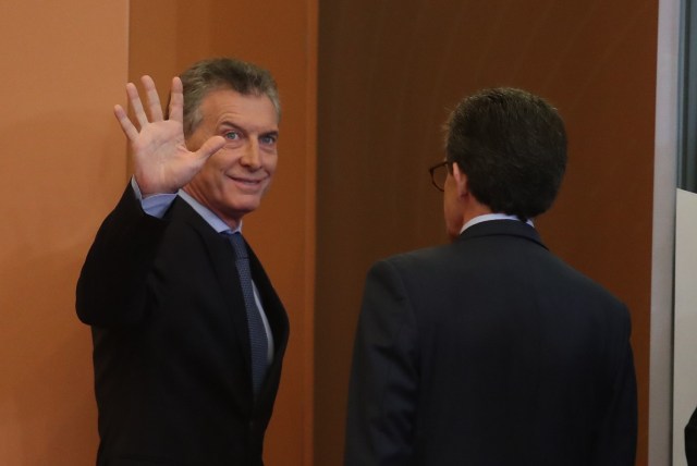 LIM201. LIMA (PERÚ), 14/04/2018.- El presidente de Argentina, Mauricio Macri, llega para la foto oficial de la VIII Cumbre de las Américas hoy, sábado 14 de abril de 2018, en el Centro de Convenciones de Lima (Perú). EFE/Ernesto Arias