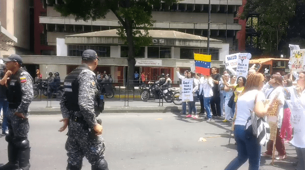 Foto: Médicos y enfermeros de la Maternidad Concepción Palacios cerraron la avenida San Martín / Cortesía 