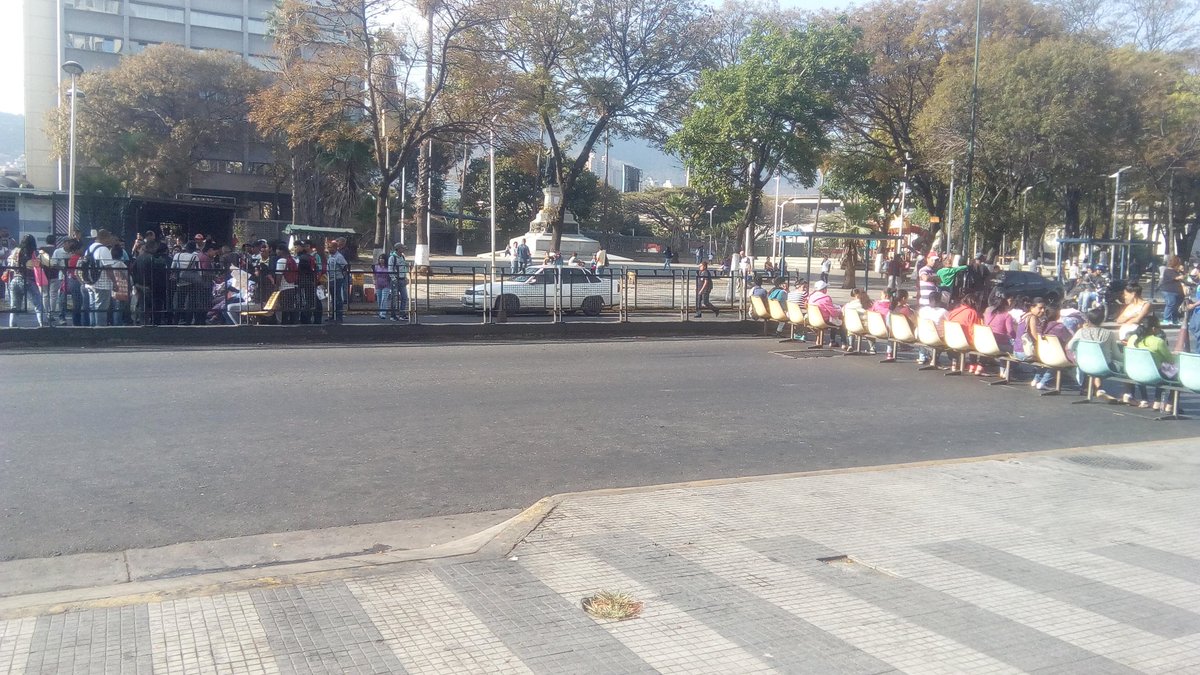 Con bebés en brazos, madres cierran la avenida San Martín para exigir vacunas #5Abr (fotos)